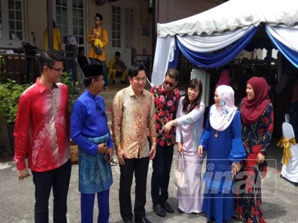 Razarudin (dua, kiri) beramah mesra bersama sebahagian Exco-exco Kerajaan Perak yang hadir ke majlis berkenaan.