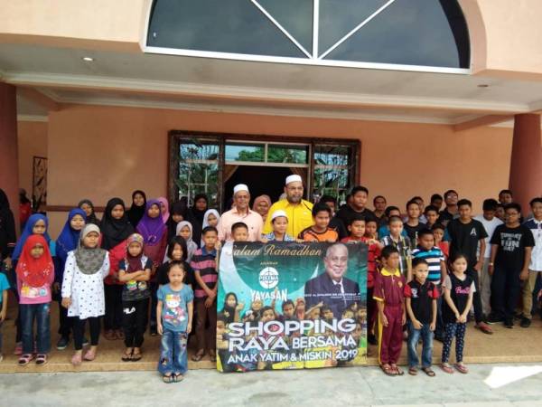 
KUMPULAN anak yatim bergambar kenangan bersama ahli Pekema yang diketuai oleh SM Zulkifli.