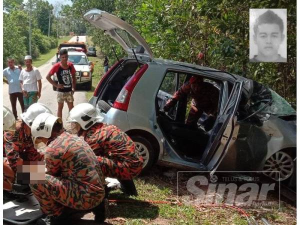 Anggota bomba mengeluarkan mangsa dari keretanya yang remuk di bahagian hadapan.