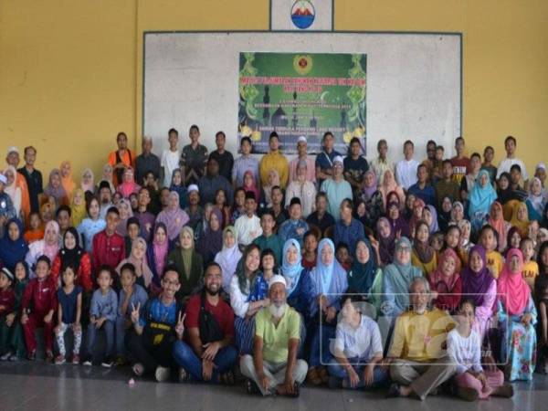 Ahli Keluarga Tok nai Din berhimpun pada sambutan Aidilfitri, kelmarin.