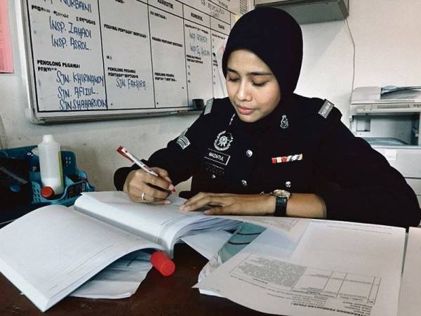 Maizatul Asyikin tekun menulis laporan di IPD Kuantan di pagi Aidilfitri. 