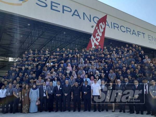 Amirudin bergambar bersama kakitangan Sepang Aircraft Engineering di sini.