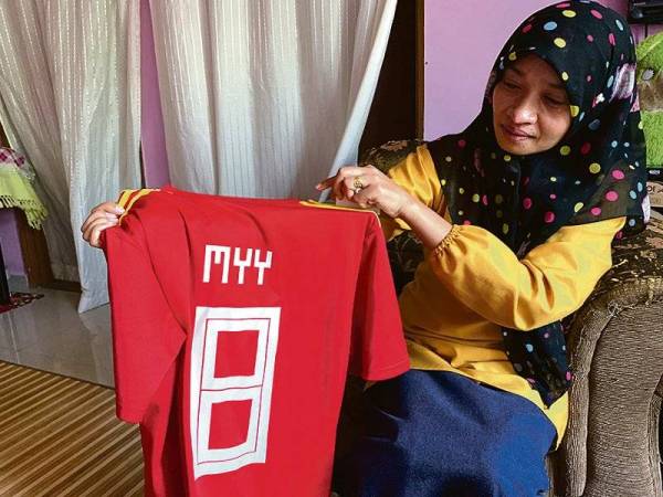 Baju terakhir dipakai anaknya sebelum kejadian yang meragut nyawa 3 Oktober tahun lalu. 