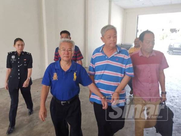 Dua warga emas, Loh Kim Yong (kiri) dan Ooi Kooi Lam (tengah) dihadapkan ke Mahkamah Sesyen Alor Setar, hari ini, atas dua pertuduhan menerima wang deposit daripada orang ramai tanpa lesen sah melibatkan transaksi lebih RM90,000 kira-kira empat tahun lalu.