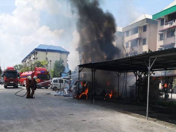 Anggota bomba dan penyelamat bertungkus-lumus memadam kebakaran dalam kejadian garaj kenderaan Kuarters Kastam di Bandar Sultan Sulaiman, semalam. Foto - Ihsan Balai Bomba dan Penyelamat Pelabuhan Klang