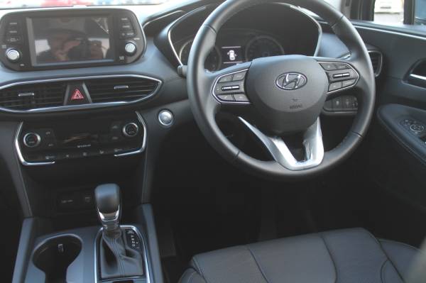 Ruang kokpit berciri mewah serta sarat dengan butang kawalan.