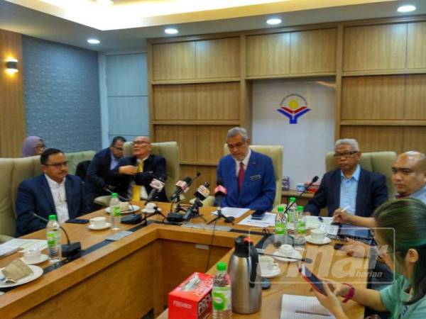 Khalid (tiga dari kiri) menjawab soalan pemberita ketika sidang media yang berlangsung di Wisma YWP.