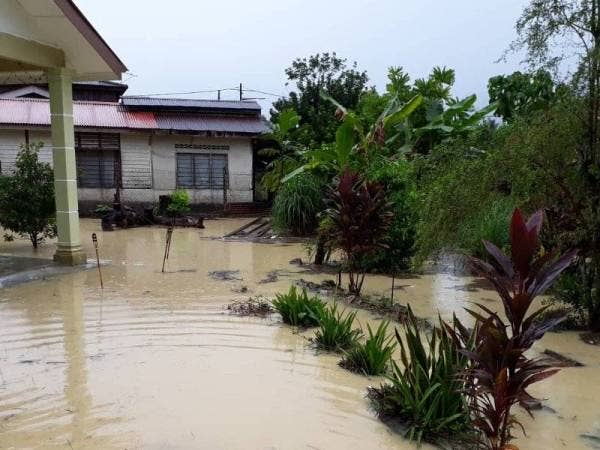 Antara rumah penduduk dinaiki air selepas hujan lebat melanda Kampung Merbau Indah sejak petang tadi. - Foto ihsan JBPM
