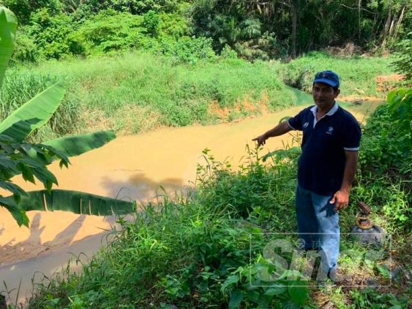 Zulkifly menunjukkan kesan cetek di Sungai Kim Kim dipercayai akibat proses pembangunan di kawasan perumahan berdekatan.