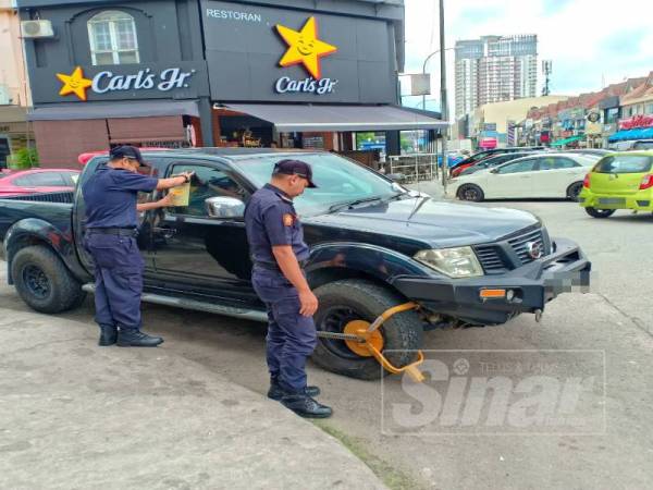 Tindakan kapit tayar turut dikenakan ke atas pesalah lalu lintas dalam operasi itu.