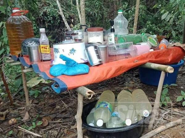 Air sungai ditadah dan diisi ke dalam botol mineral untuk kegunaan harian.