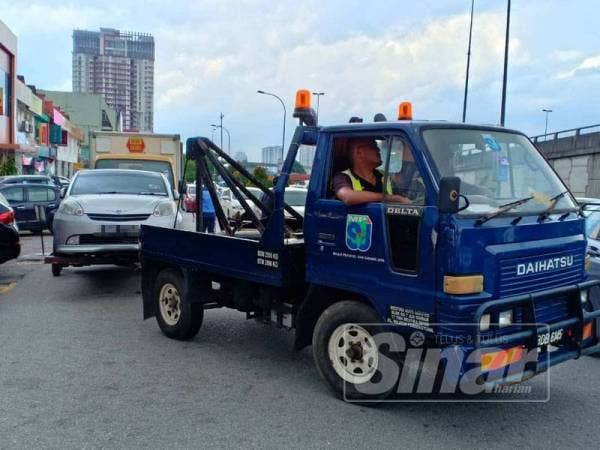 Antara kenderaan yang ditunda kerana menghalang lalu lintas.