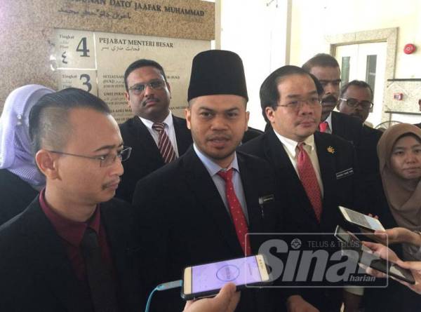 Mohd Azam ketika bercakap kepada pemberita selepas menyerahkan memorandum tersebut kepada Menteri Besar di Kota Iskandar di sini hari ini.