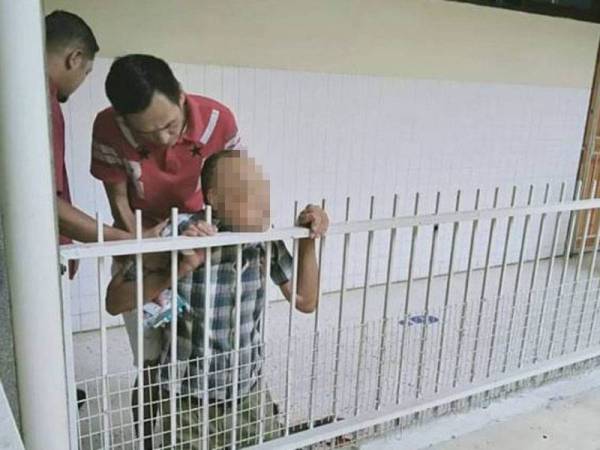 Keadaan mangsa yang tidak sedarkan diri setelah lehernya tertusuk jeriji pagar di kawasan berhampiran kaunter farmasi Hospital Taiping semalam.