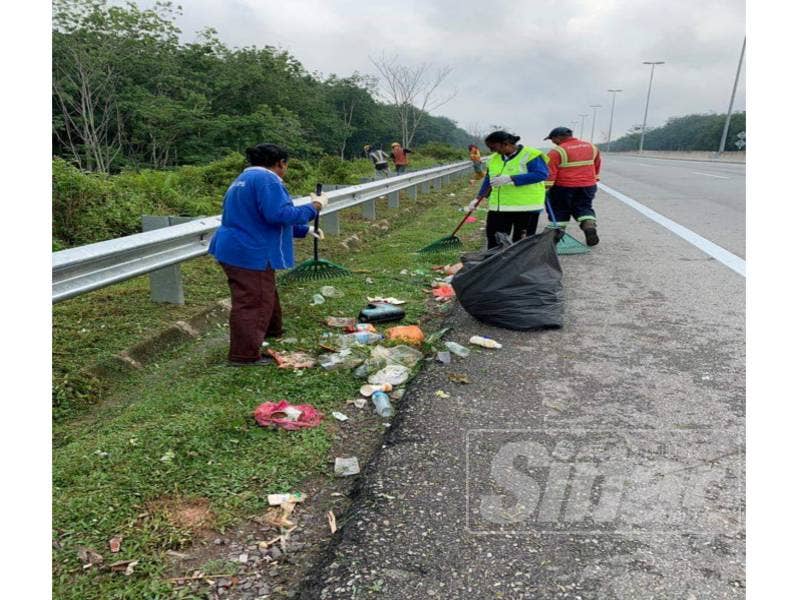 Pembersihan sampah dilakukan di Jalan Padang Tengku - Merapoh kelmarin.