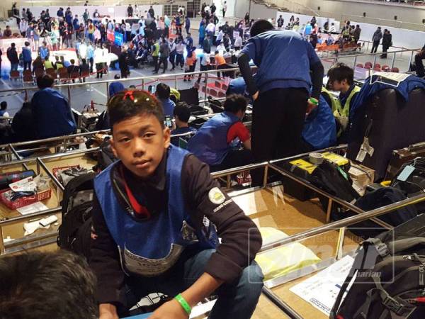 Amer merakamkan gambar kenangan sewaktu menyertai 'All Japan Robot Sumo Tournament 2018' sebelum ini