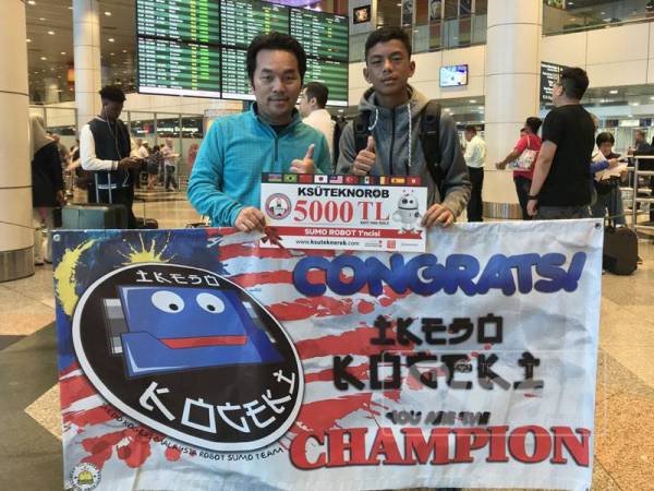 Zulkarnain (bapa) sentiasa memberi galakan kepada Amer untuk terus berjaya dalam bidang robotik.