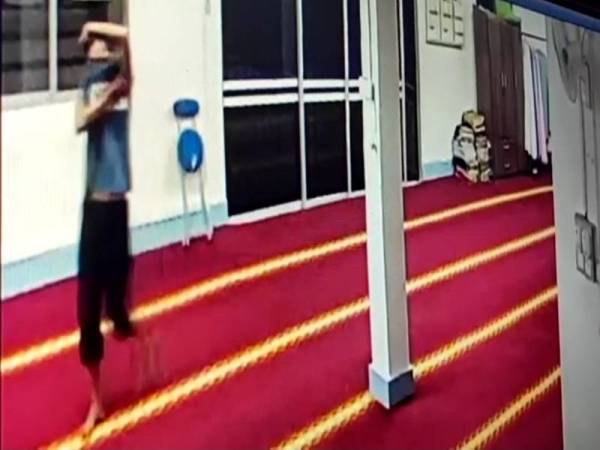 Suspek yang mencuri dalam Majlid Mukim Binjai berjaya dicekup kira-kira jam 10.30 pagi semalam.