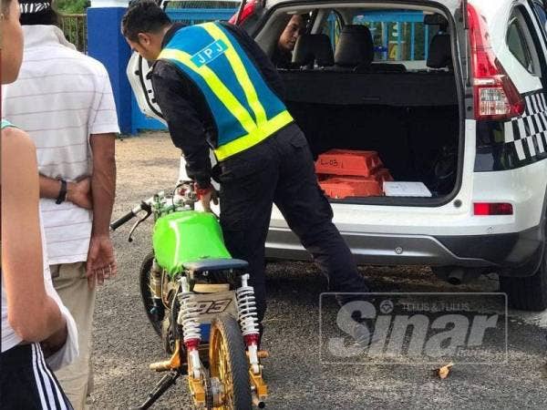 Anggota penguat kuasa JPJ menyita motosikal jenis Yamaha RXZ yang telah dilakukan pengubahsuian secara haram dalam operasi kelmarin.