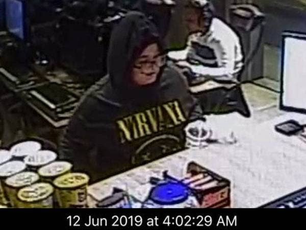 Gambar dari rakaman CCTV yang diperoleh di sebuah kafe siber menunjukkan Maryam mengunjungi premis itu pada jam 4 pagi sebelum beredar setengah jam kemudian.