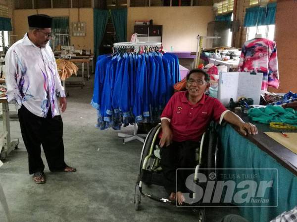 Harunarrsheed semasa melihat pekerjanya di Bengkel Seri Sembilan.