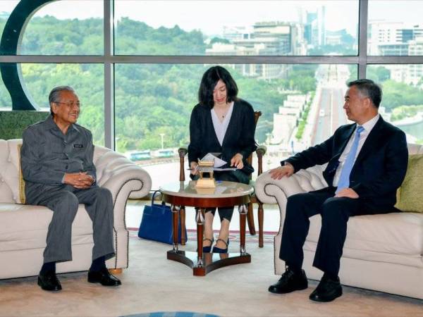 Perdana Menteri Tun Dr Mahathir Mohamad bersama Li Xi semasa menerima kunjungan Anggota Biro Politik Jawatankuasa Pusat Parti Komunis China (CPC) itu di pejabatnya di Bangunan Perdana Putra hari ini. - FOTO BERNAMA
