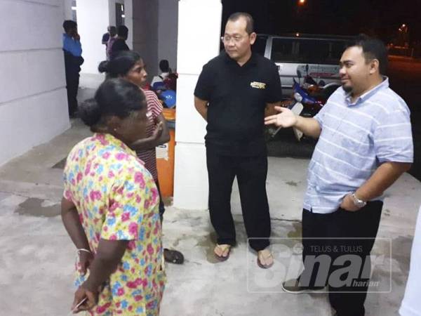 Mohd Faizal (kanan) bersama ADUN Paya Jaras, Khairuddin Othman menemui mangsa banjir yang ditempatkan di PPS Dewan MDKS Desa Coalfields.