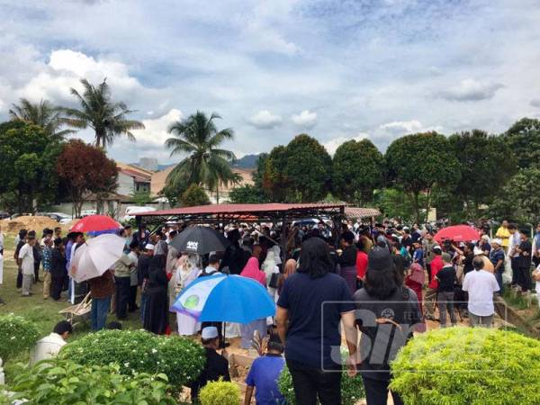 Penghormatan terakhir kepada Allahyarham A. Rahman sebelum disemadikan di Tanah Perkuburan Islam Taman Keramat Permai di sini hari ini. 