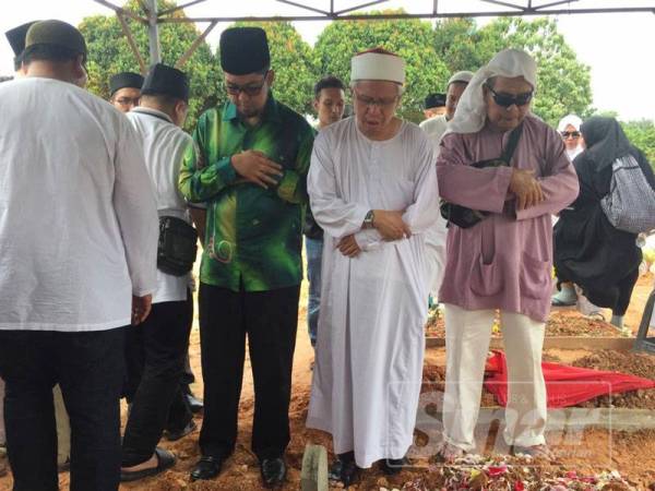 Penghormatan terakhir kepada Allahyarham A. Rahman sebelum disemadikan di Tanah Perkuburan Islam Taman Keramat Permai di sini hari ini. 