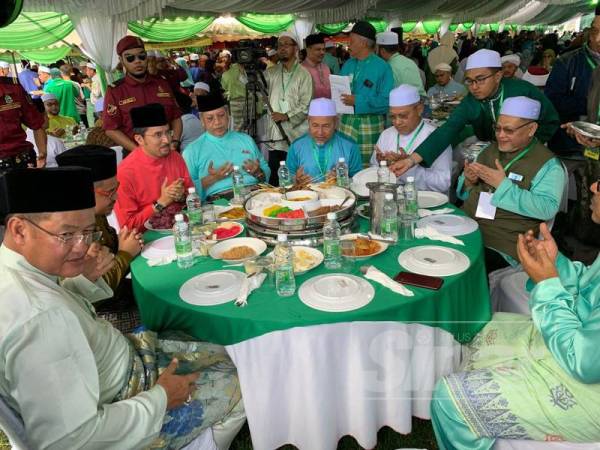 Kepimpinan tertinggi Pas dan UMNO mengaminkan doa sebelum menjamah hidangan yang disediakan.