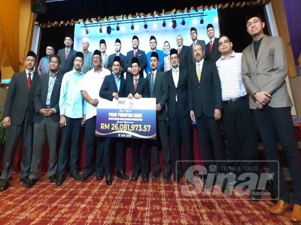 Kesemua wakil syarikat korporat bergambar bersama Dr Mujahid.
