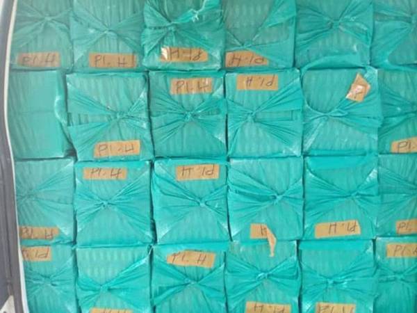 Rokok dipercayai tidak mempunyai kelulusan cukai Kastam dirampas PGA. - FOTO FACEBOOK ESSCOM