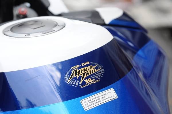 Tangki petrol Adventure Sports dengan padanan warna edisi ulang tahun ke-30.