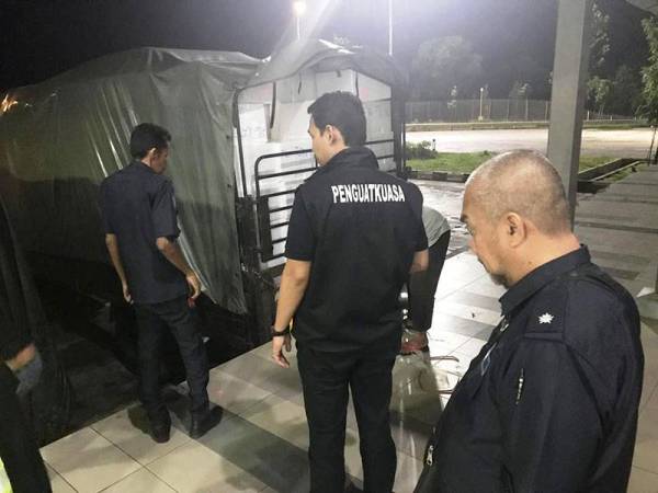 Anggota penguatkuasa MAQIS dan LKIM melakukan pemeriksaan terhadap lori yang membawa pelbagai jenis ikan di ICQS Bukit Kayu Hitam. - FOTO IHSAN MAQIS