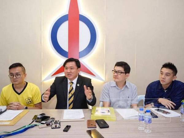 Choo Kiong (dua dari kiri) mengumumkan Universiti UCSI akan membuka kampus baharunya di Tronoh dalam tempoh tiga tahun lagi. 