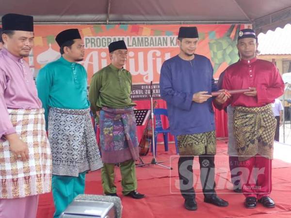 Hasnul Zulkarnain (dua dari kanan) meraikan 23 bekas penagih lelaki yang menjalani pemulihan di Puspen, Batu Kurau dan dibebaskan ke pangkuan keluarga masing-masing. 