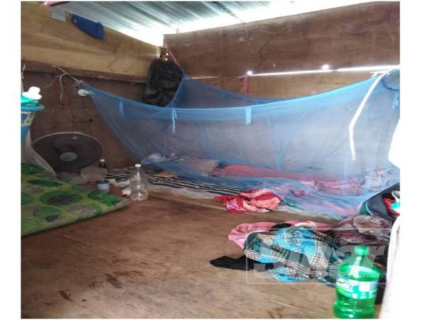 Keadaan rumah kongsi di Kampung Kendong Baru Rembau yang didiami oleh pekerja ladang tembikai.