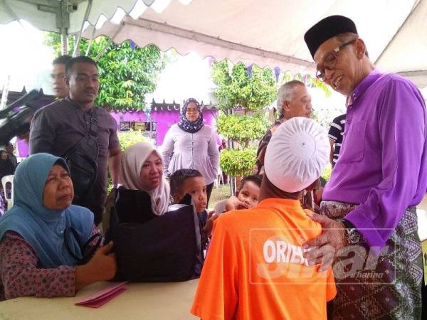 As'ari (kanan) bertemu dengan pelatih dan juga keluarga pada majlis itu.