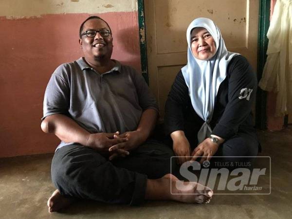 Salmiza (kanan) bersama suaminya yang kini tidak dapat bekerja selepas terlibat kemalangan 20 tahun lalu.
