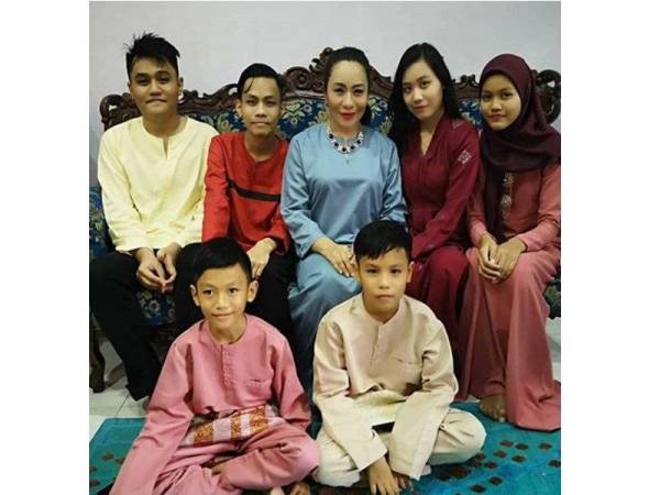 Amelina bersama enam orang anaknya.