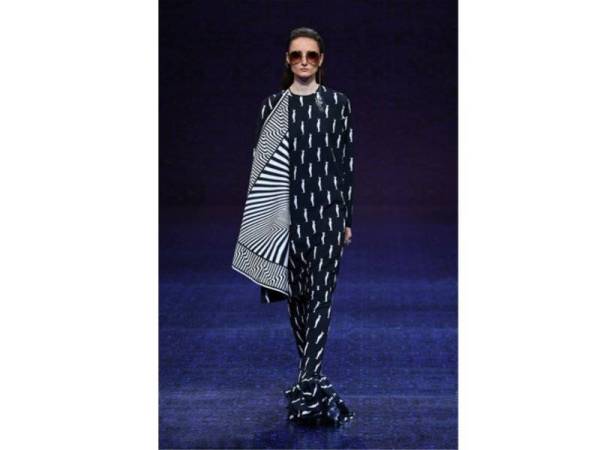 WARNA hitam putih menjadi pilihan pereka terkemuka itu pada edisi aidilfitri pada tahun ini.