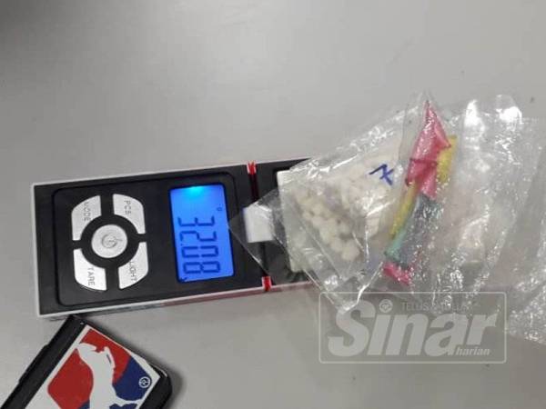 Antara dadah dan alat penimbang yang dirampas di sebuah rumah terbengkalai di Bumbong Lima, Kepala Batas.