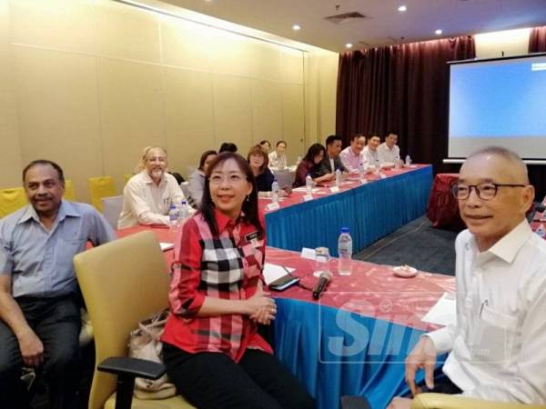 Teresa (tengah) mendengar taklimat daripada Ketua Pegawai Eksekutif ExcelVite Sdn Bhd, WH Leong sempena lawatan beliau ke Hovid Berhad di Jalan Tunku Abdul Rahman semalam.