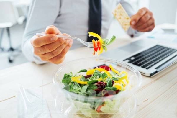 Membawa bekalan makanan sihat dari rumah dapat mencegah bacaan BMI tahap obesiti.