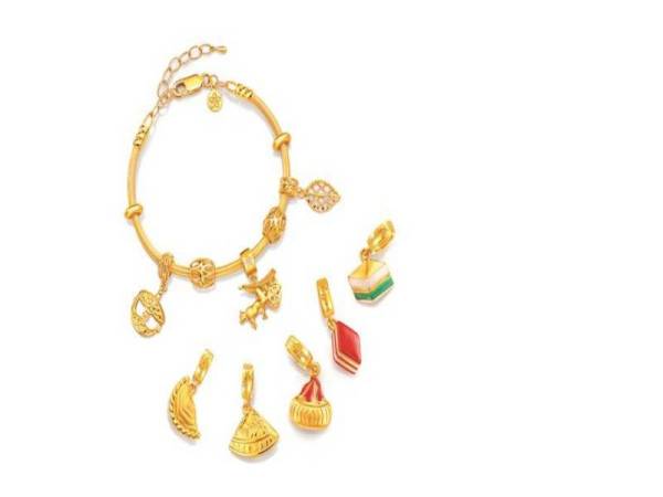 POH KONG menyuntik kelainan menampilkan untaian ikonik kuih-muih dan kereta lembu pada gelang tangan bercangkuk koleksi Anggun.