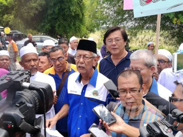Abu Bakar (tengah) mengadakan sidang media selepas mengetuai enam NGO warisan mengadakan perhimpunan aman di luar perkarangan Lapangan Terbang Tekah semalam.