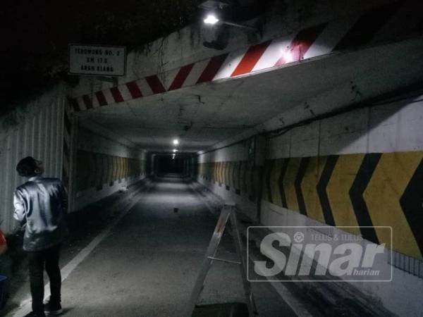 Sistem lampu LEMSS yang dipasang di salah satu terowong di laluan motosikal Lebuhraya Persekutuan, semalam.
