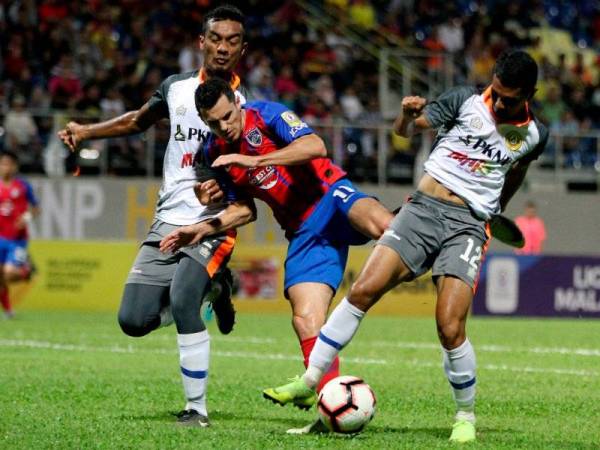 Pemain pasukan Johor Darul Ta'zim (JDT) Gonzalo Gabriel Cabrera Giordano (tengah) diasak oleh dua pemain Perbadanan Kemajuan Negeri Perak FC (PKNP FC) pada aksi Liga Super Malaysia 2019 JDT menentang PKNP FC di Stadium Bola Sepak Majlis Perbandaran Manjung malam ini. Keputusan semasa JDT 1-1 PKNP FC. - FOTO BERNAMA