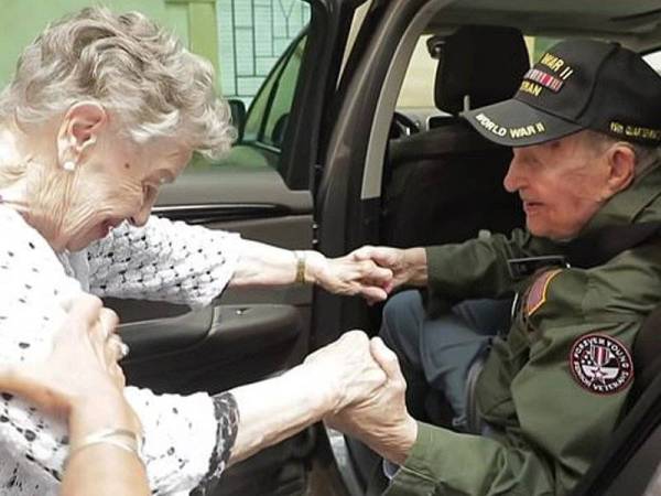 Masih menyimpan rasa kasih sayang walaupun sudah lama berpisah.