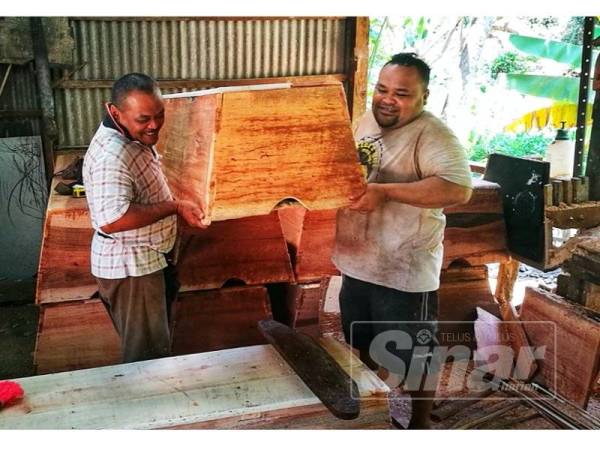 Dua pekerja Pok De Keranda menyiapkan keranda untuk memenuhi tempahan pelanggan.